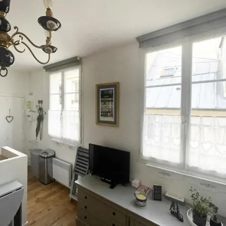 Quiet And Charming Studio For Two In 2th アパート パリ